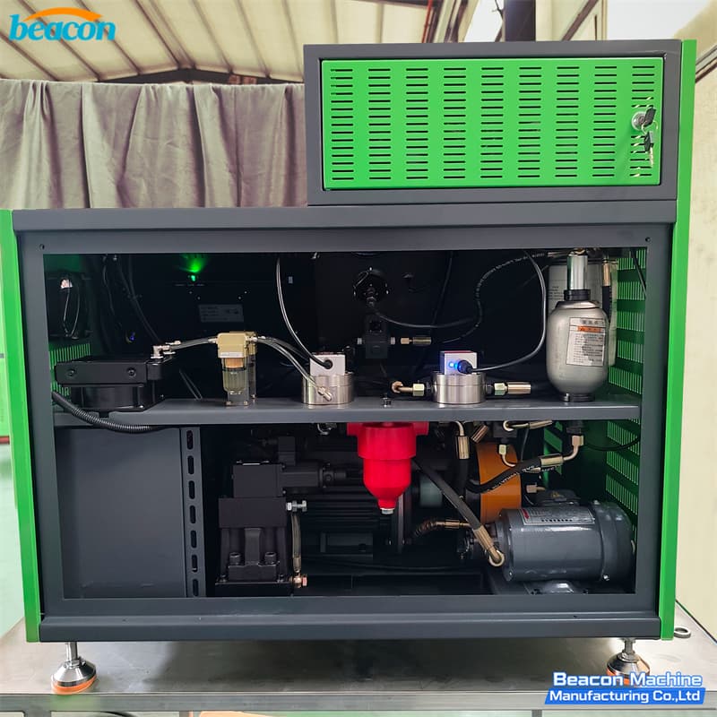 Внутреннее механическое отделение BEACON MACHINE HEUI-FS с двигателем и насосами.