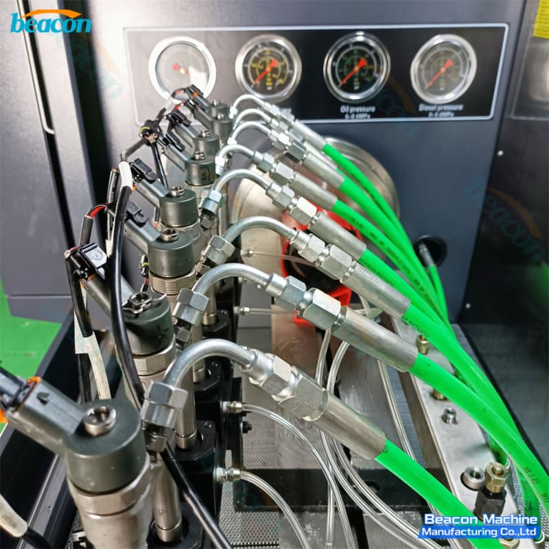 Фронтальный ракурс промышленного испытательного стенда BEACON MACHINE CR1018 с закрытыми защитными дверями. Фронтальный ракурс промышленного испытательного стенда BEACON MACHINE CR1018 с закрытыми защитными дверями.
